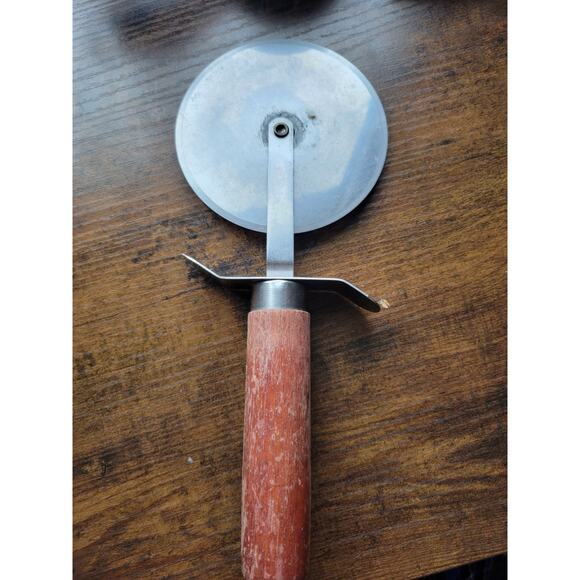 The Pampered Chef #1301 - Large 4" Pizza Cutter/Wheel, Slicer w/Wood Handle - Picture 5 of 9